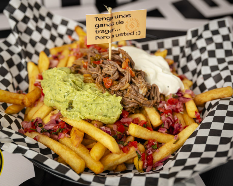 Patatas, carne desmechada, guacamole, pico de gallo